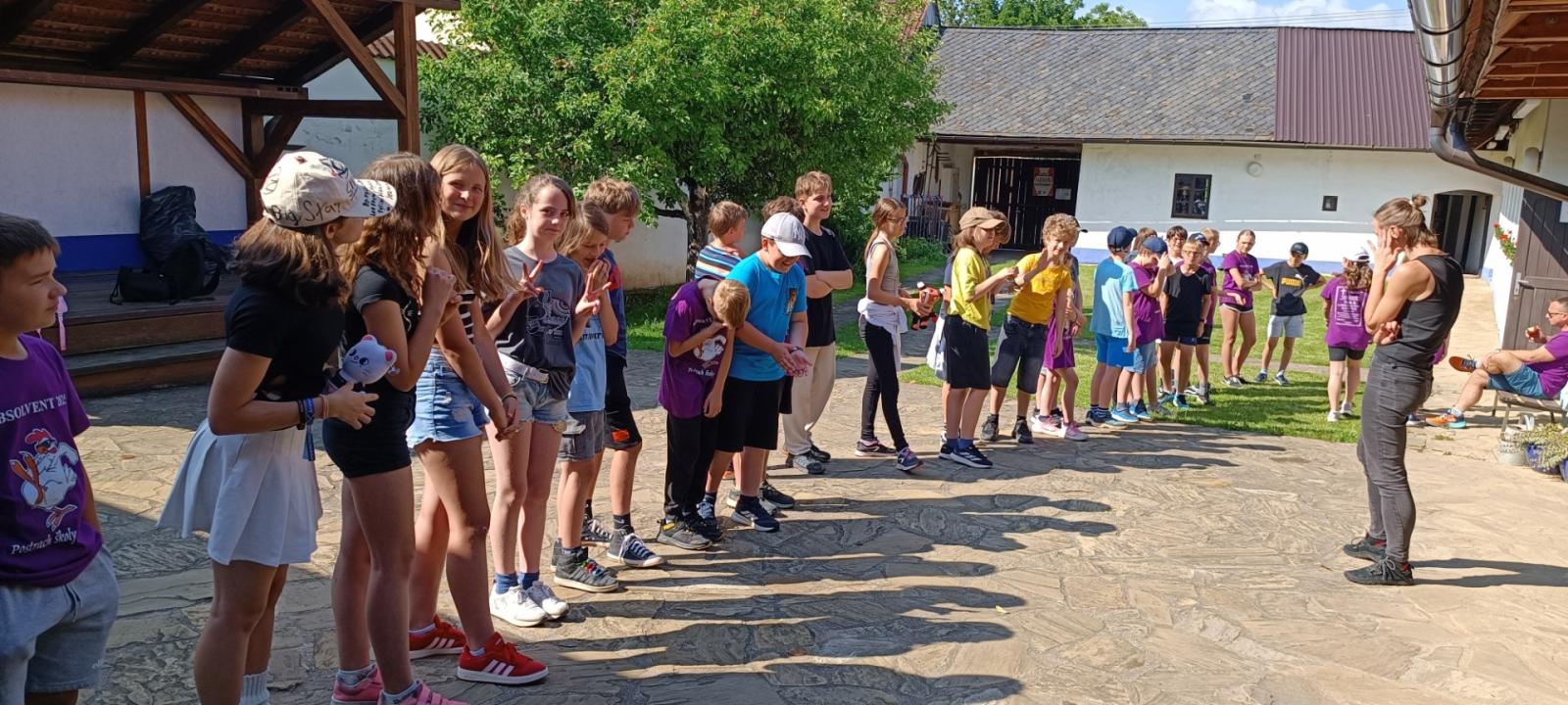Seznámení s budoucími spolužáky a společné opékání v Muzeu Tupeské keramiky